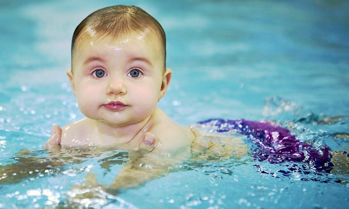 Baby swimming: pros and cons"